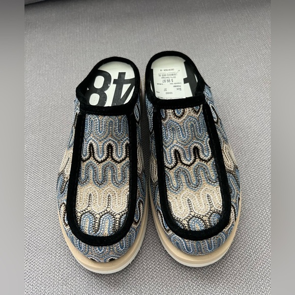 NWOT ⭐️P448 Slip-On Slippers - Picture 2 of 8